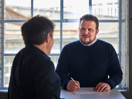 Christoph Vecko in einem  Beratungsgespräch mit einem Kunden