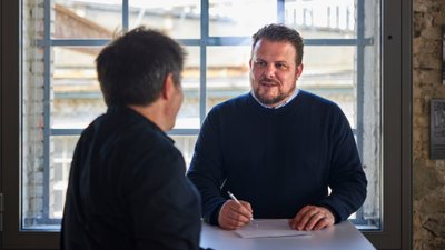 Christoph Vecko in einem  Beratungsgespräch mit einem Kunden